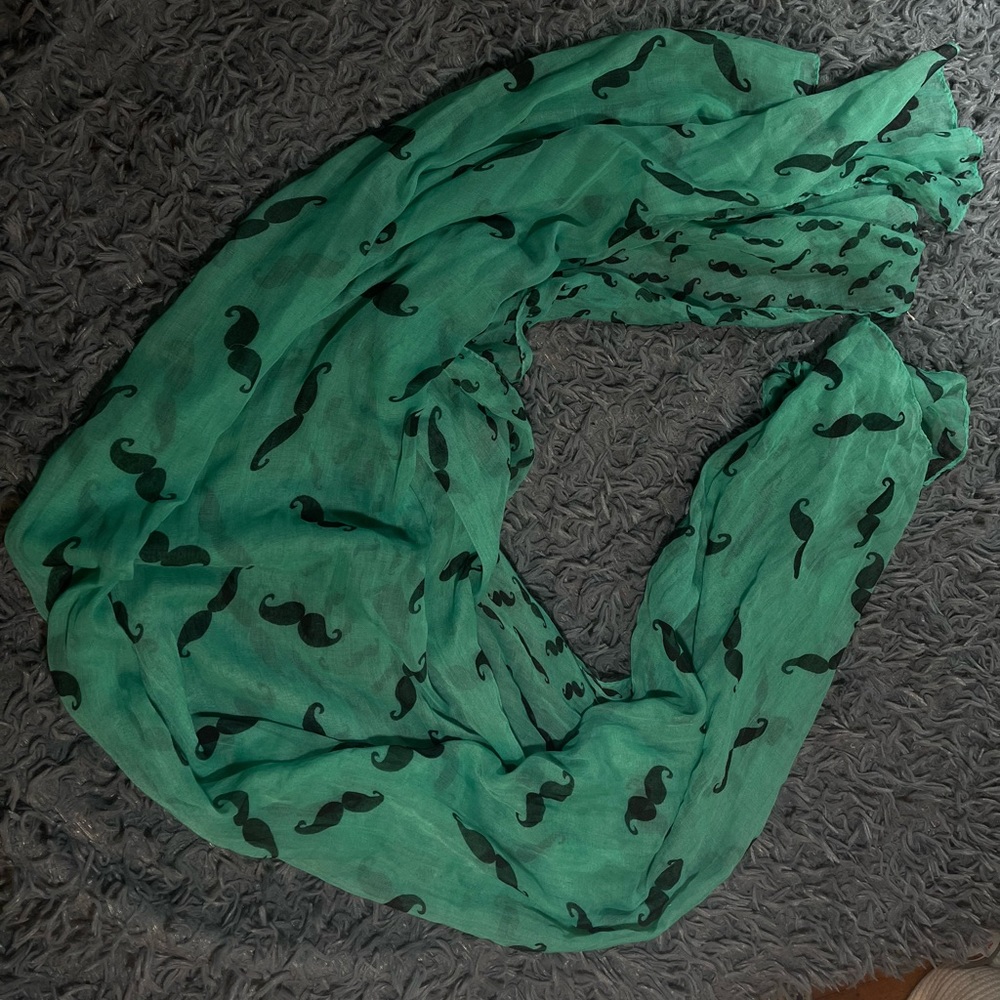 Gorgeous mustache scarf !!